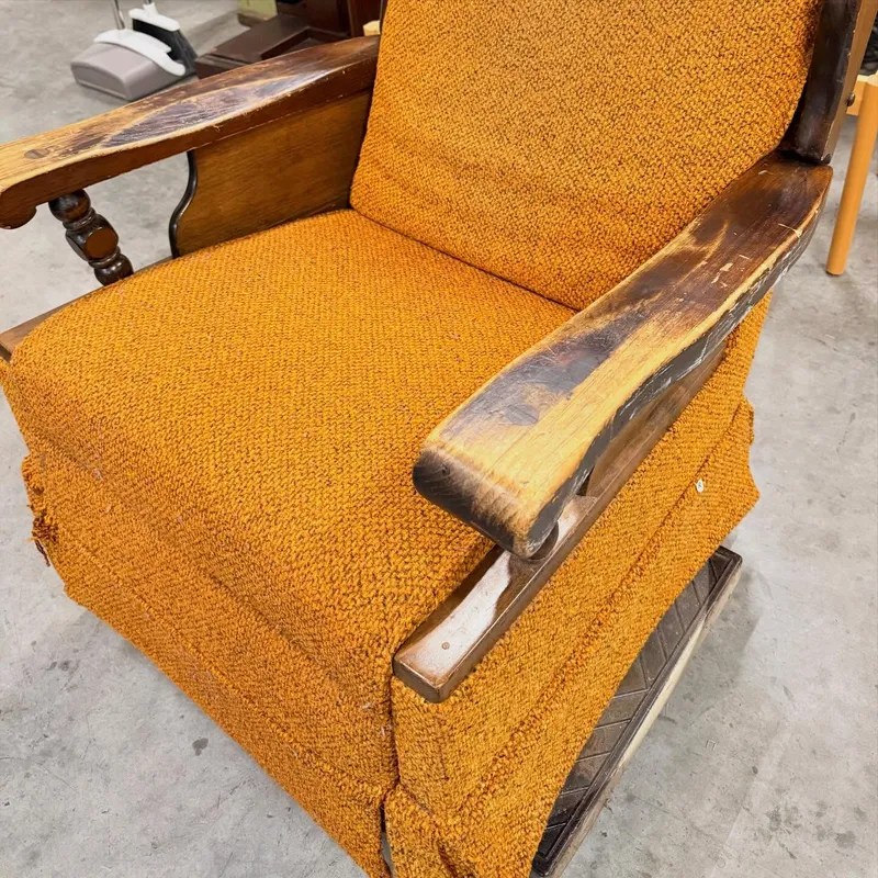 Armchair reupholstery and wood refinishing - Before